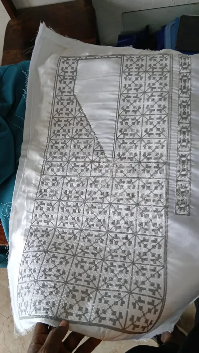 Broderie africaine sur grand boubou réalisée par DIASOW en Guinée