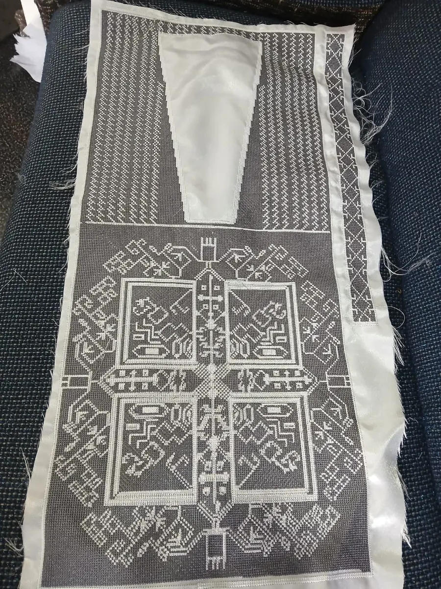 Broderie ordinateur africaine sur grand boubou DIASOW en Guinée
