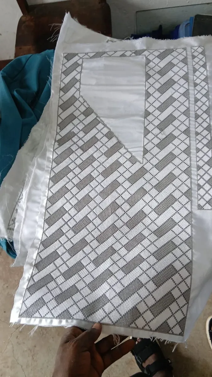 Détail de motif brodé africain pour vêtement homme