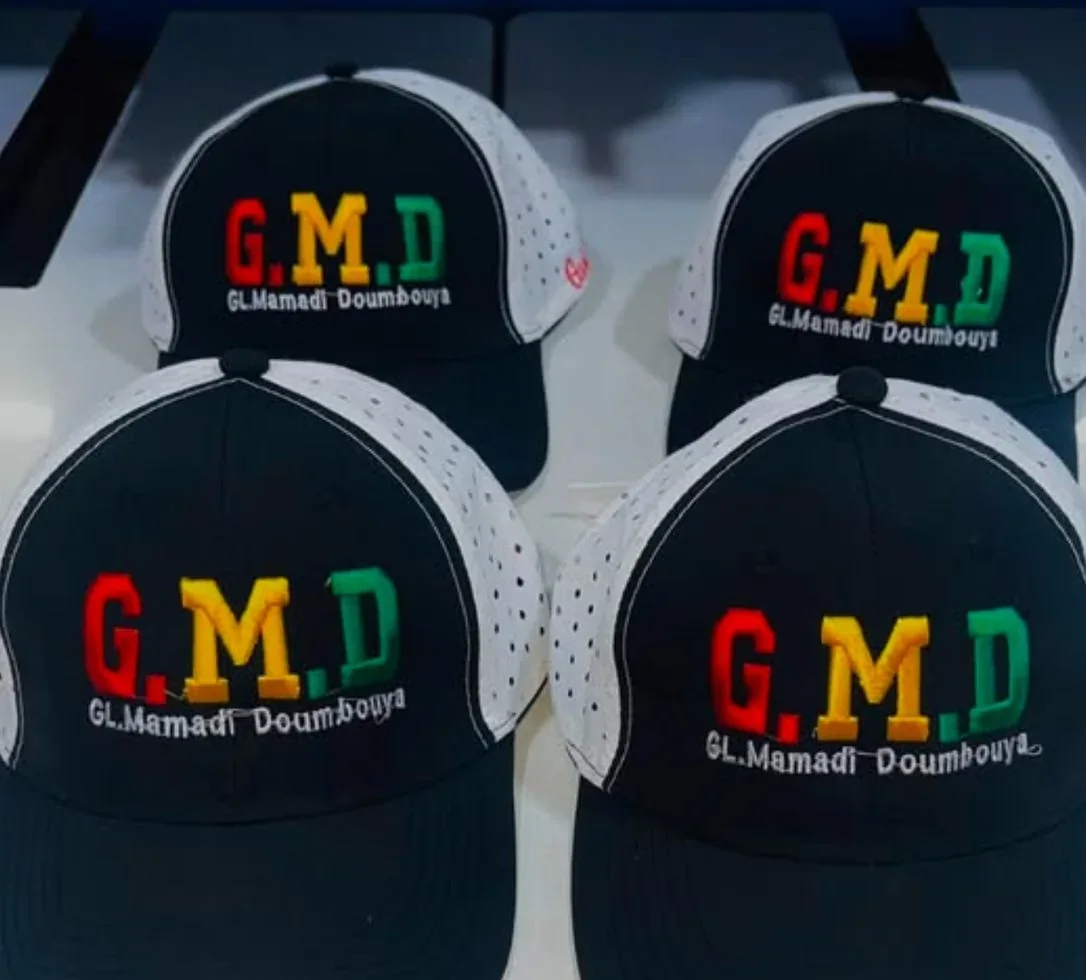 Casquettes brodées personnalisées par DIASOW en Guinée