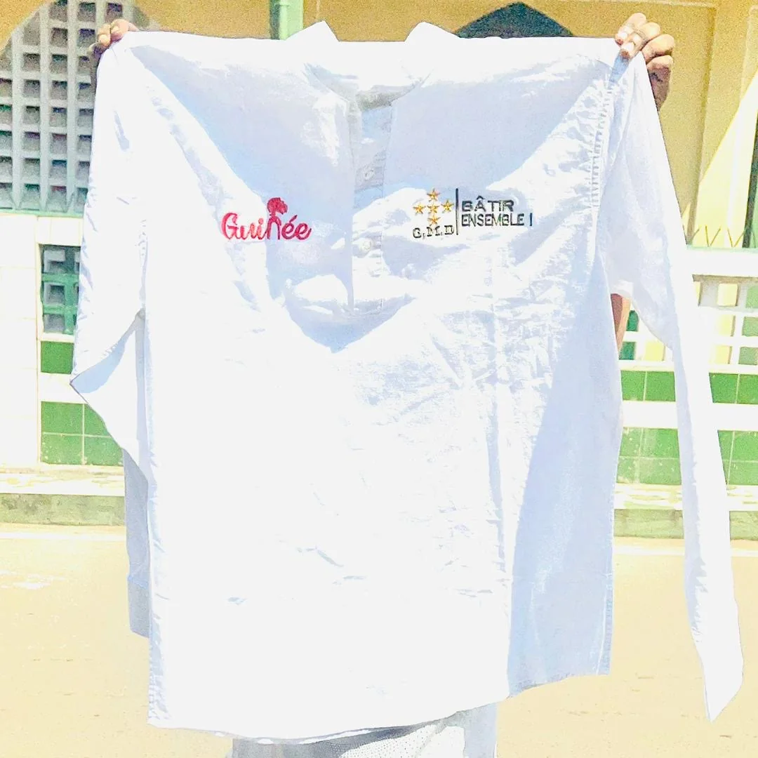 Chemise blanche brodée pour célébration et événement en Guinée