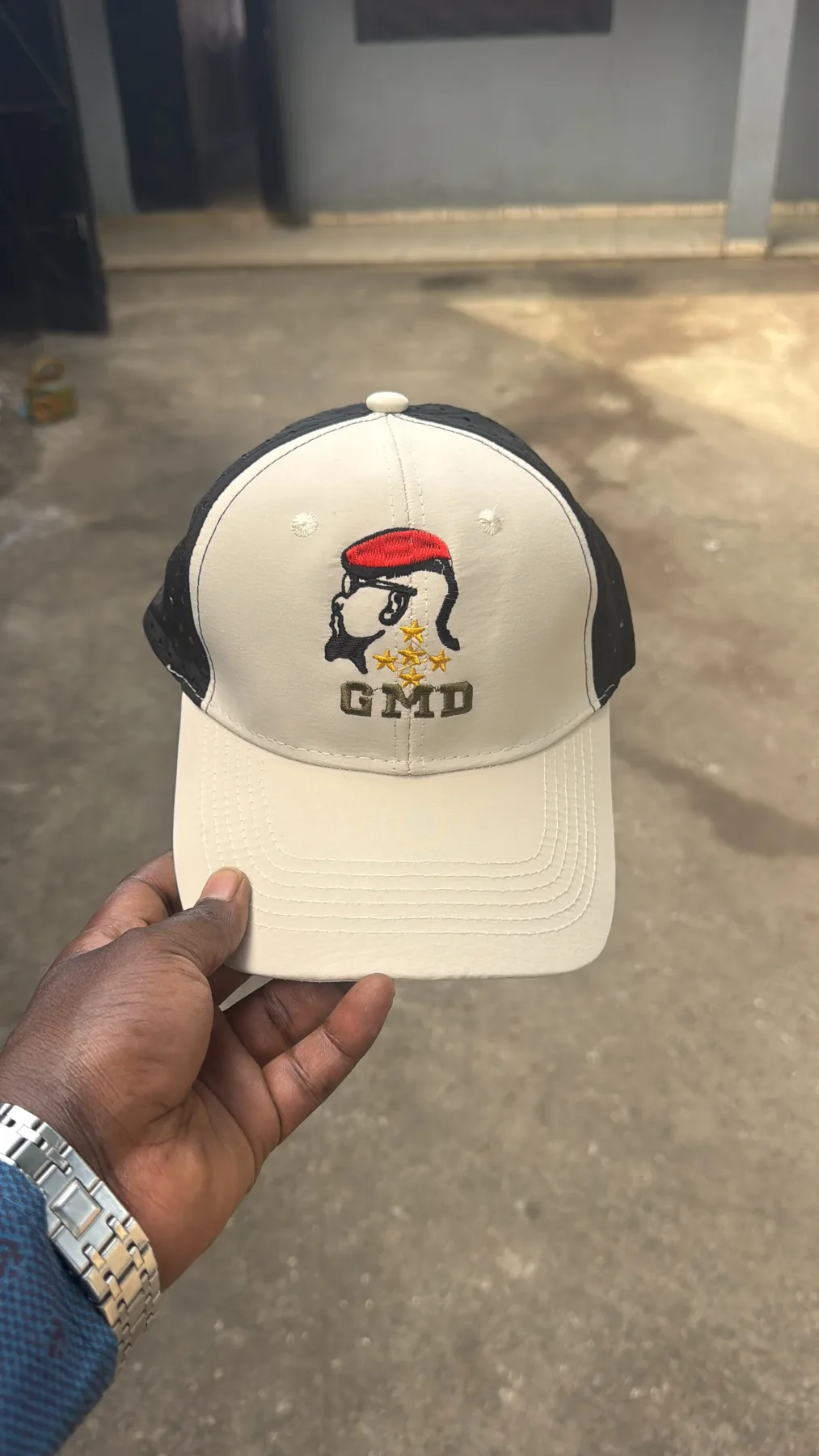 Casquette blanche brodée réalisée par DIASOW