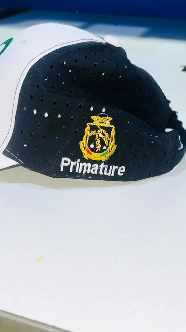 Casquette institutionnelle bicolore avec broderie frontale