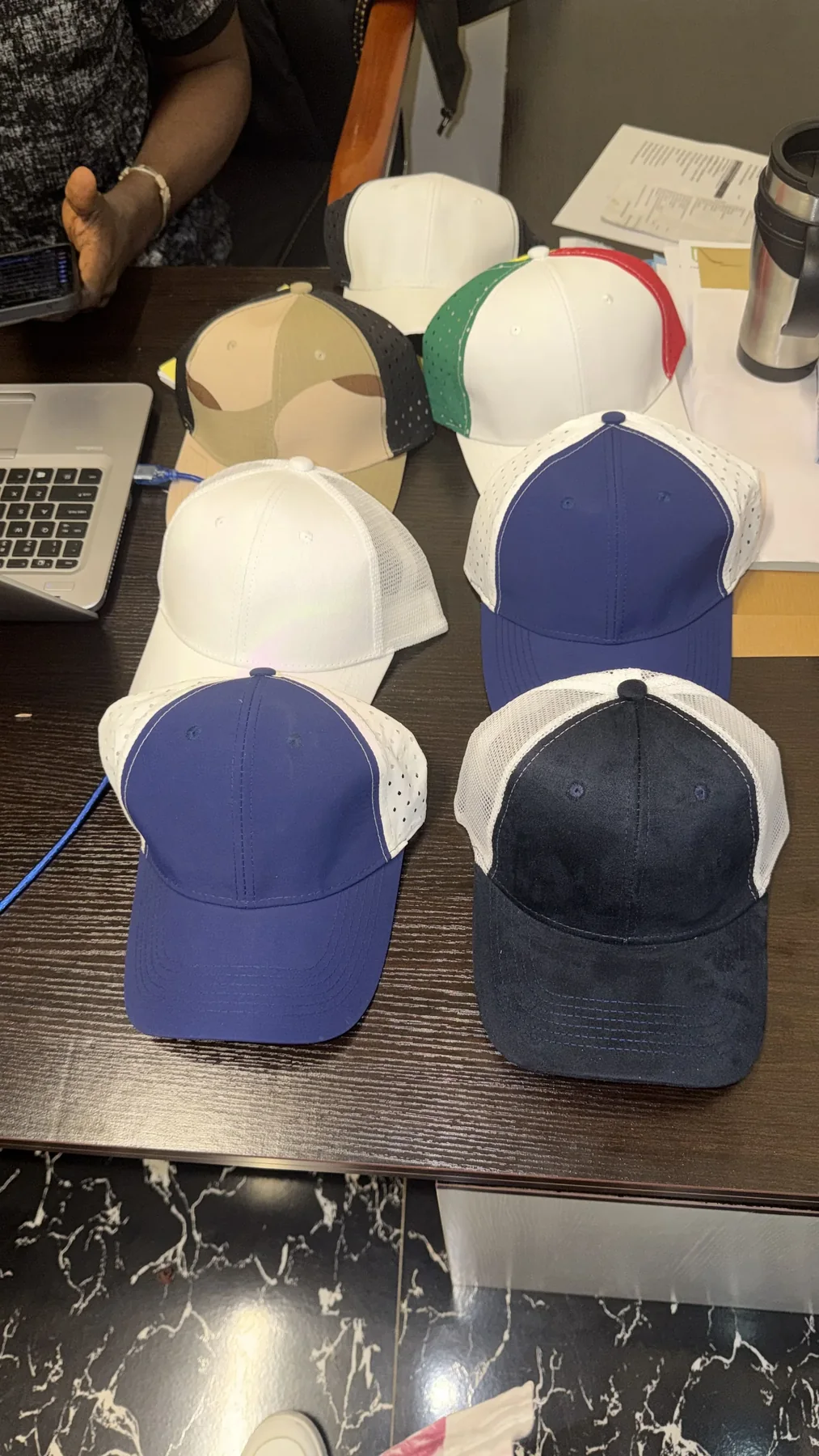 Série de casquettes bicolores personnalisées par DIASOW