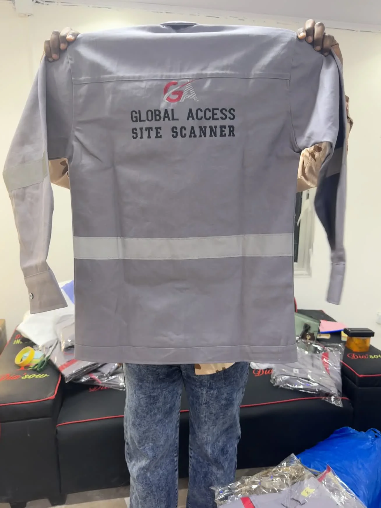Dos d’une chemise de travail grise à bande réfléchissante