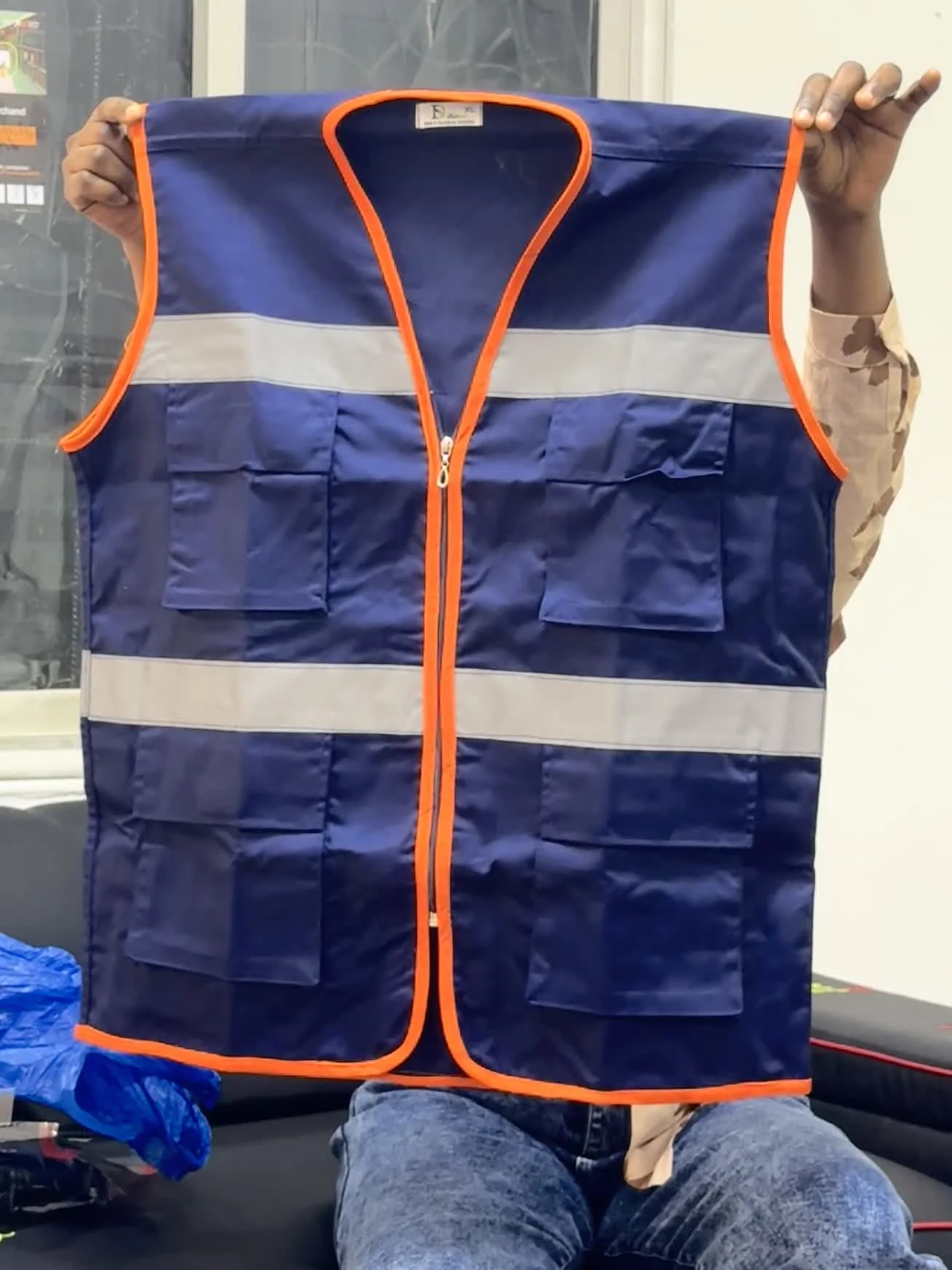 Gilet de chantier bleu marine à bandes réfléchissantes