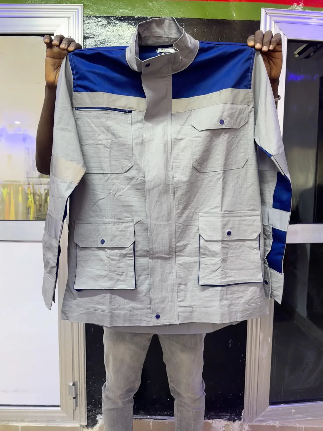 Gilet de travail gris et bleu à poches