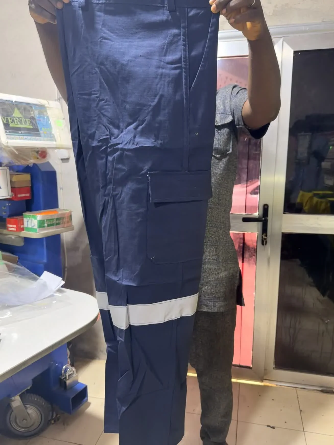 Pantalon de travail bleu avec bande réfléchissante