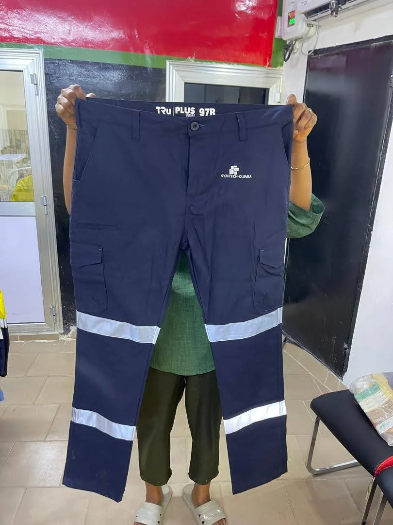 Pantalon de travail bleu marine avec bandes réfléchissantes