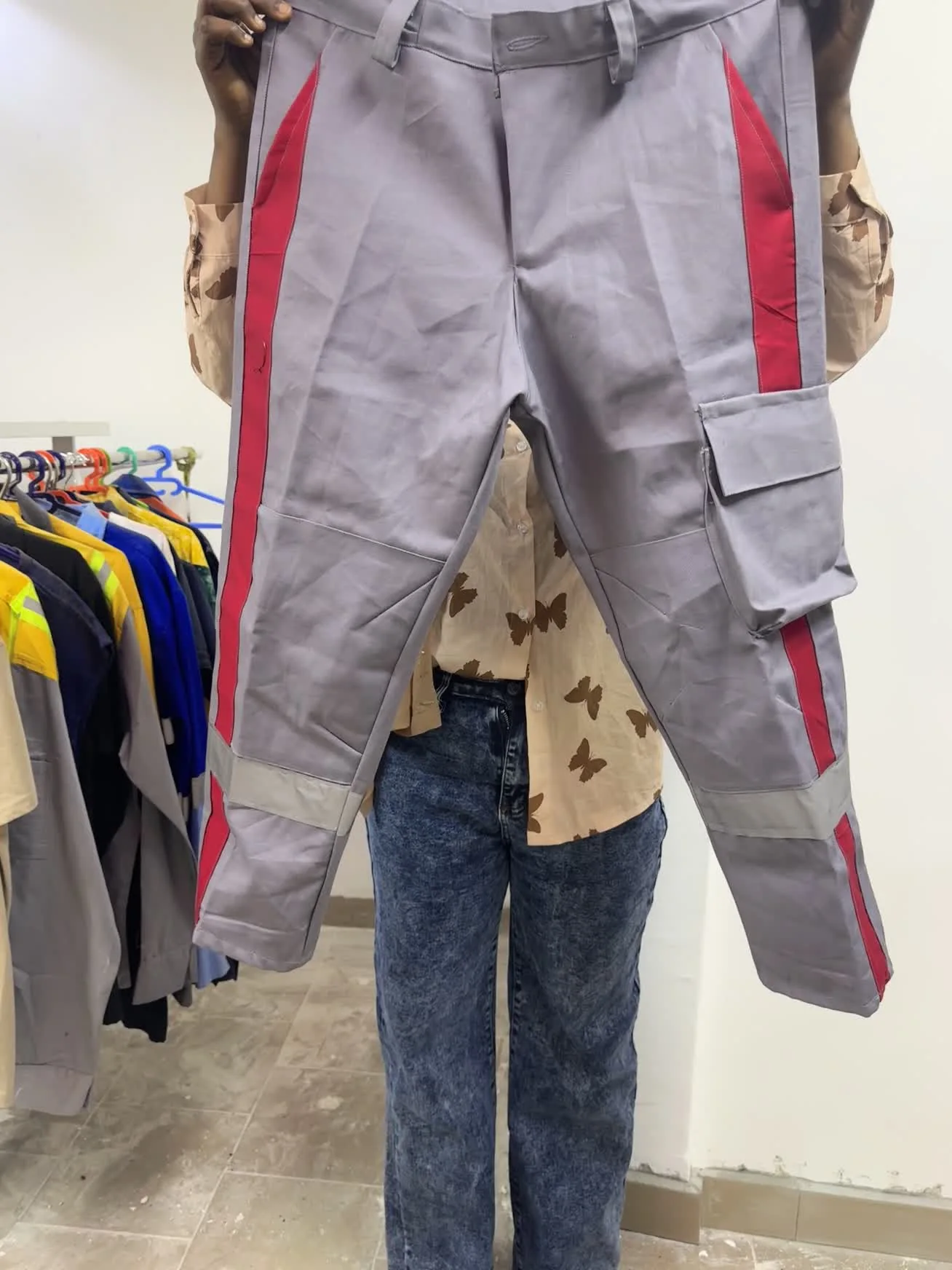 Pantalon de travail gris avec empiècements rouges