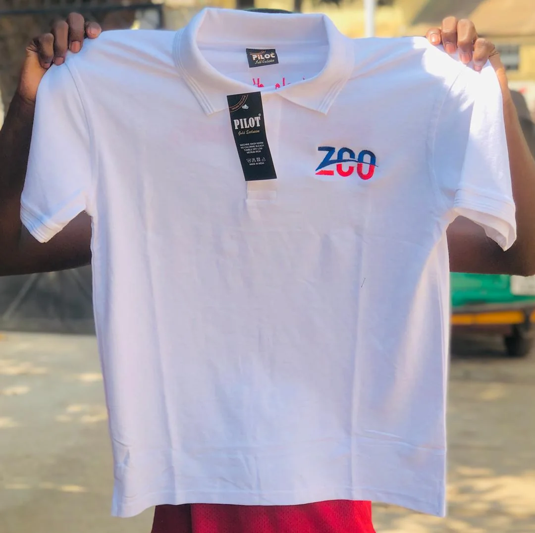 Polo blanc à col avec logo réalisé par DIASOW