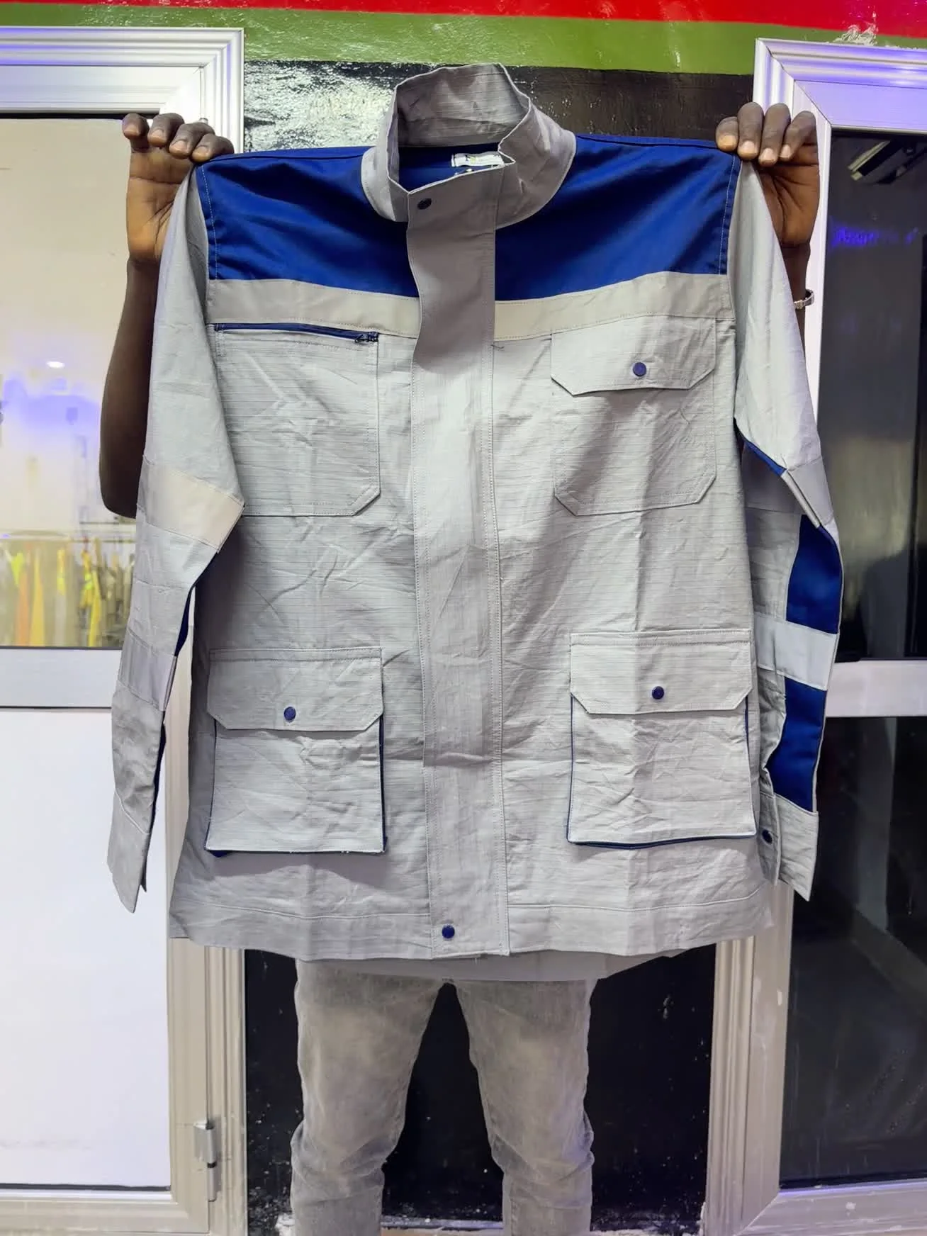 Veste de travail bicolore gris et bleu avec poches réalisée par DIASOW