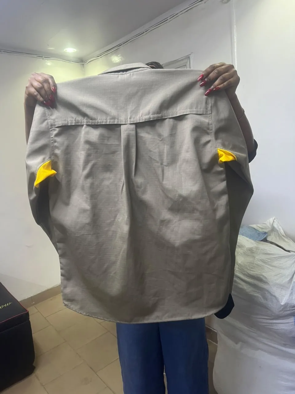 Chemise de travail professionnelle grise confectionnée par DIASOW INDUSTRIE en Guinée