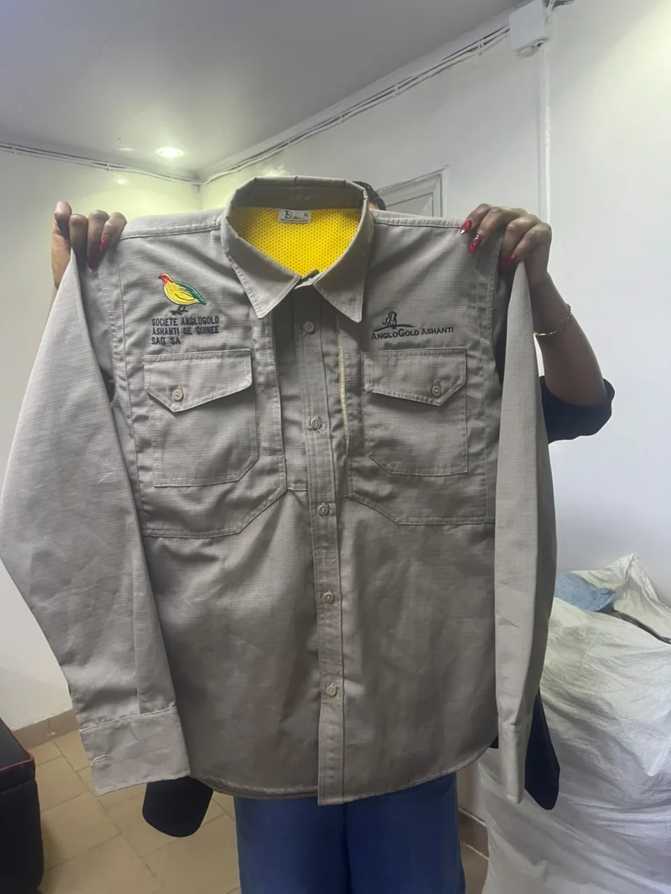 Chemise professionnelle fabriquée localement par DIASOW INDUSTRIE à Conakry