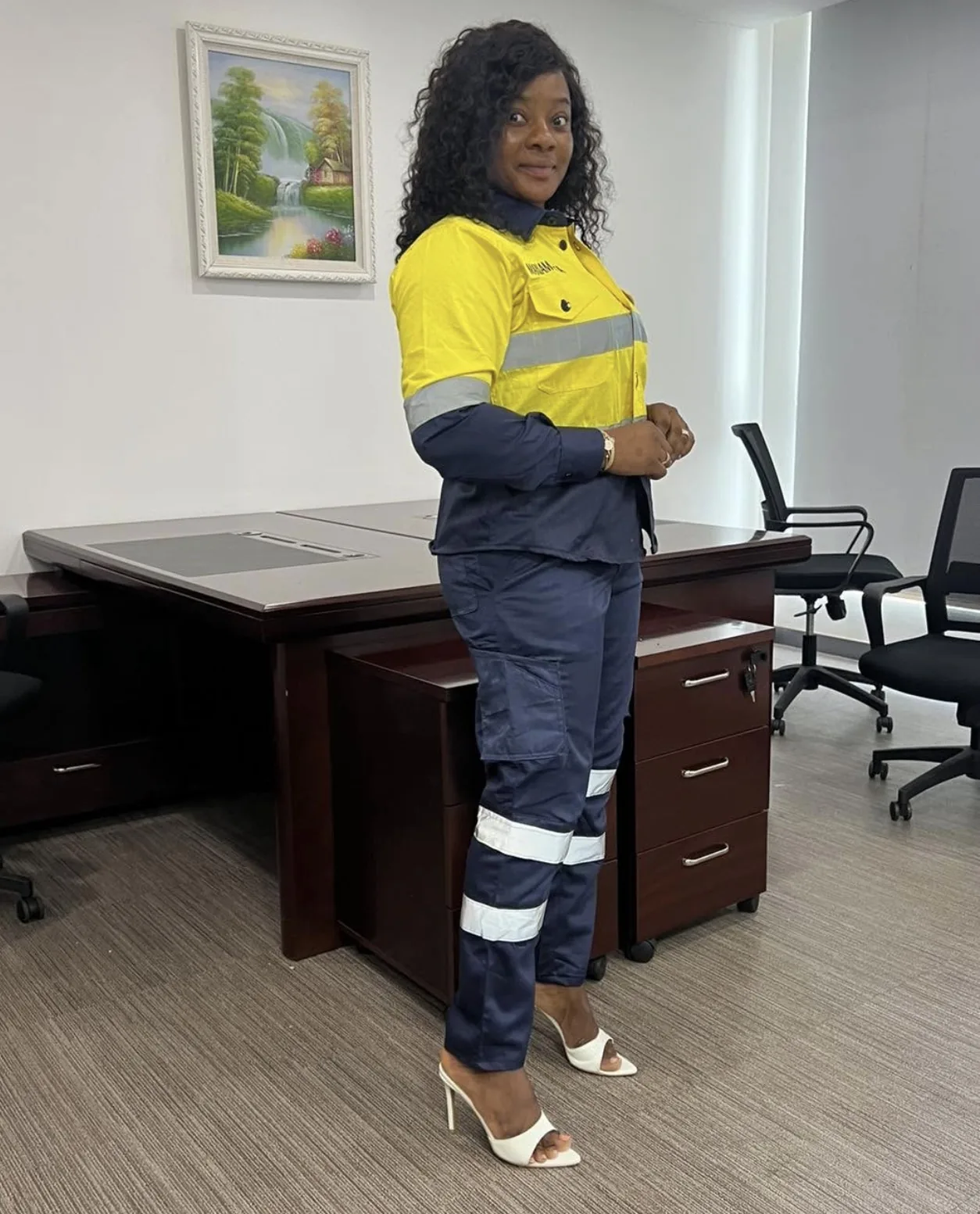 Tenue minière jaune et bleu marine portée en situation professionnelle