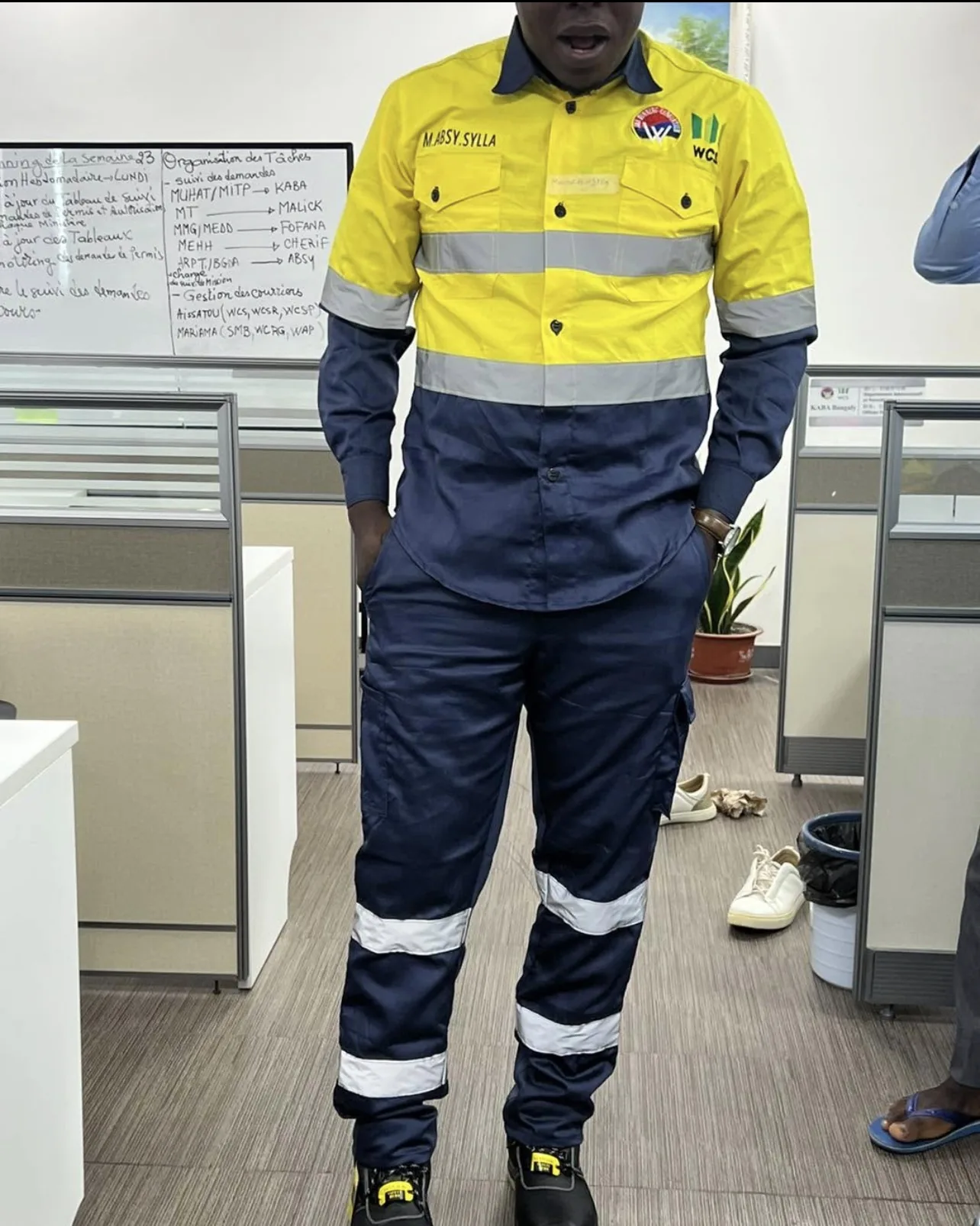 Combinaison minière jaune et bleu marine avec bandes réfléchissantes