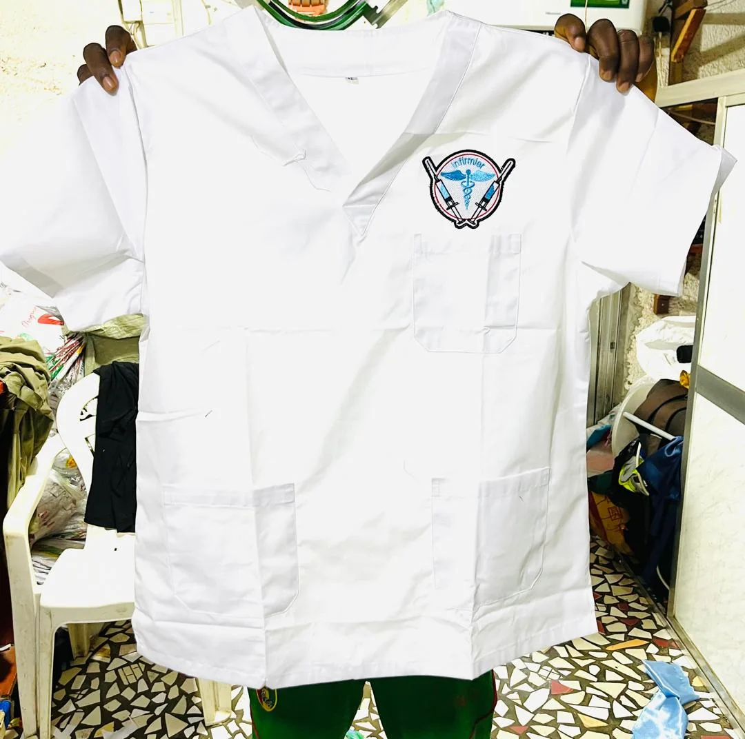 Blouse médicale blanche brodée réalisée par DIASOW
