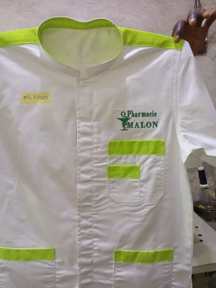 Blouse de pharmacie blanche et verte réalisée par DIASOW