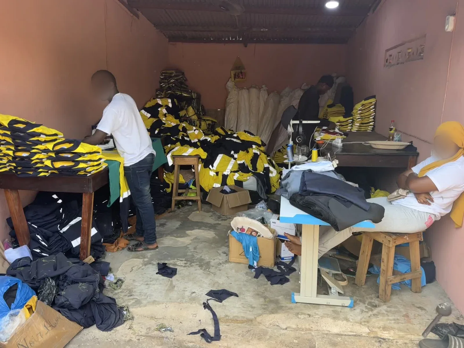 Préparation de séries dans l’atelier DIASOW à Conakry