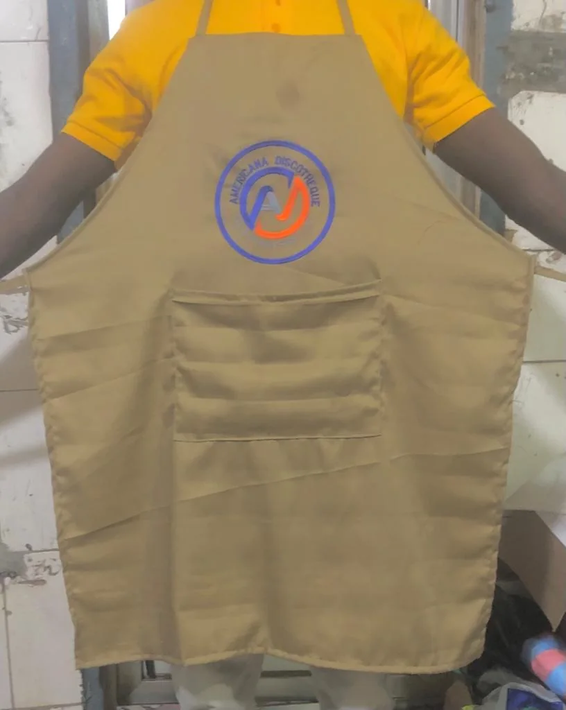 Tablier professionnel beige avec logo personnalisé réalisé par DIASOW