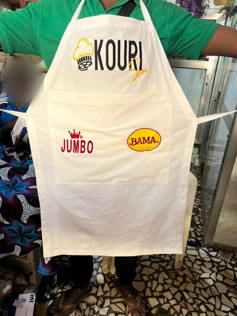 Tablier blanc personnalisé avec plusieurs logos, visage d’arrière-plan flouté