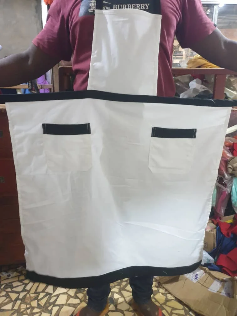 Tablier professionnel blanc et noir réalisé par DIASOW