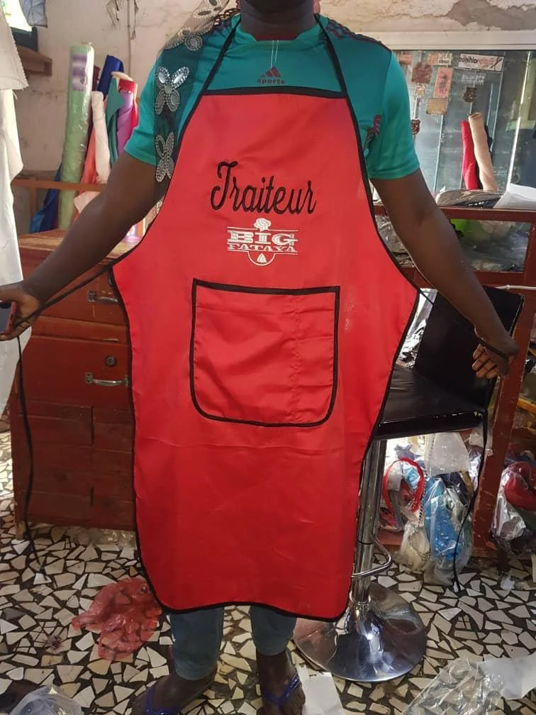Tablier rouge personnalisé pour traiteur réalisé par DIASOW