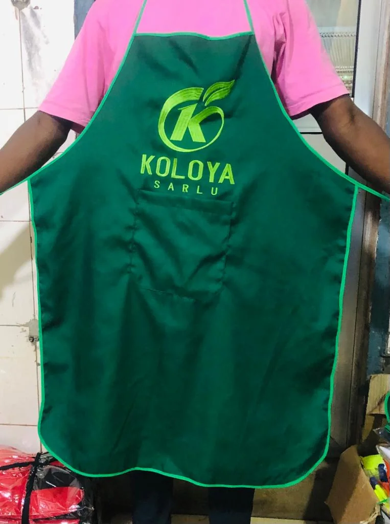 Tablier vert avec logo brodé réalisé par DIASOW